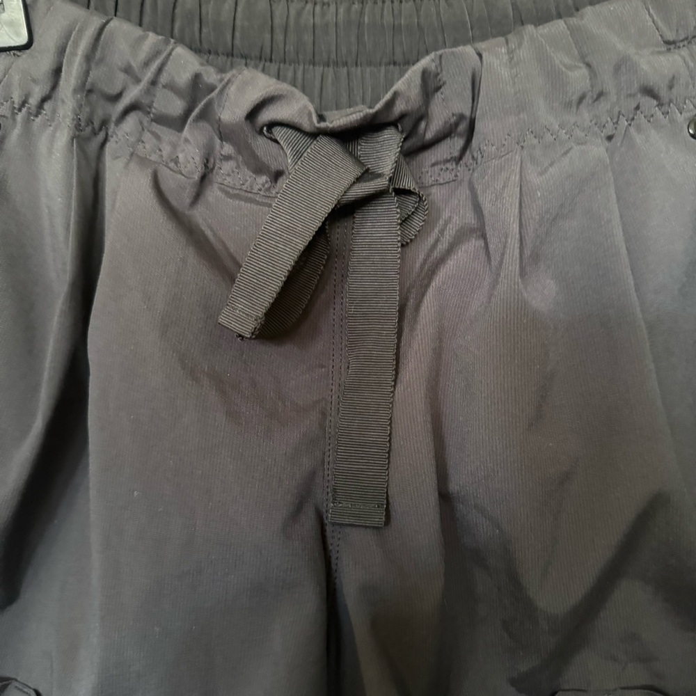 Lululemon Spring Break Away Black Shorts Size 8 - Picture 3 of 8